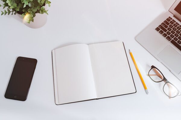 White work table with notes, smartphone and laptop (CC0 photo)