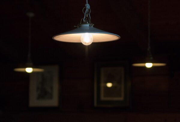 Warm light in the dining room (CC0 photo)