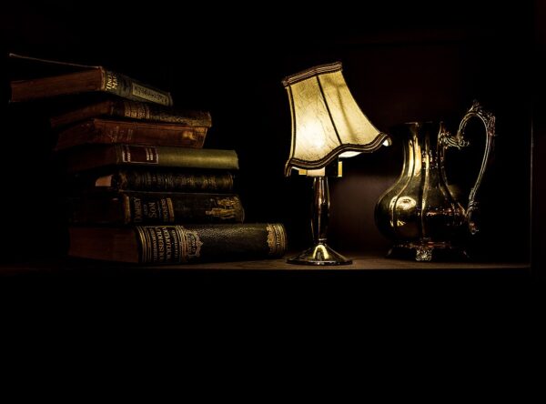 Vintage lamp and books (CC0 photo)