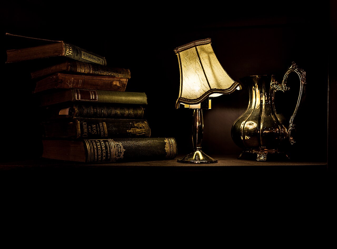 Vintage lamp and books (CC0 photo)